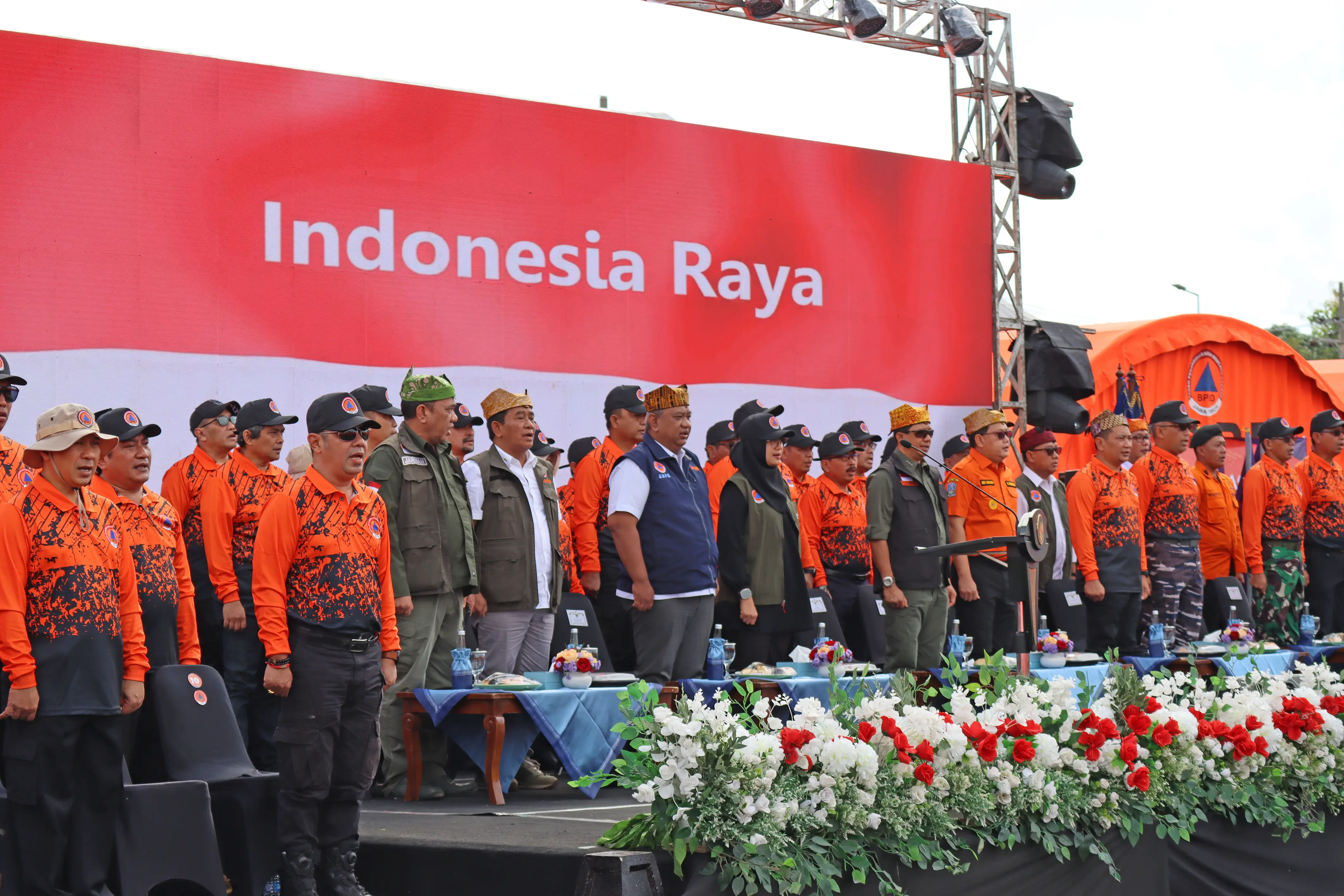 Kepala Badan Nasional Penanggulangan Bencana Letjen TNI Suharyanto S.Sos M.M. menghadiri dan memberikan arahan pada kegiatan Gelar Peralatan Penanggulangan Bencana yang bertema "Optimalisasi Peralatan Penanggulangan Bencana dalam Meningkatkan Ketangguhan Masyarakat" di Pantai Boom Kabupaten Banyuwangi, Provinsi Jawa Timur, Minggu (14/7).